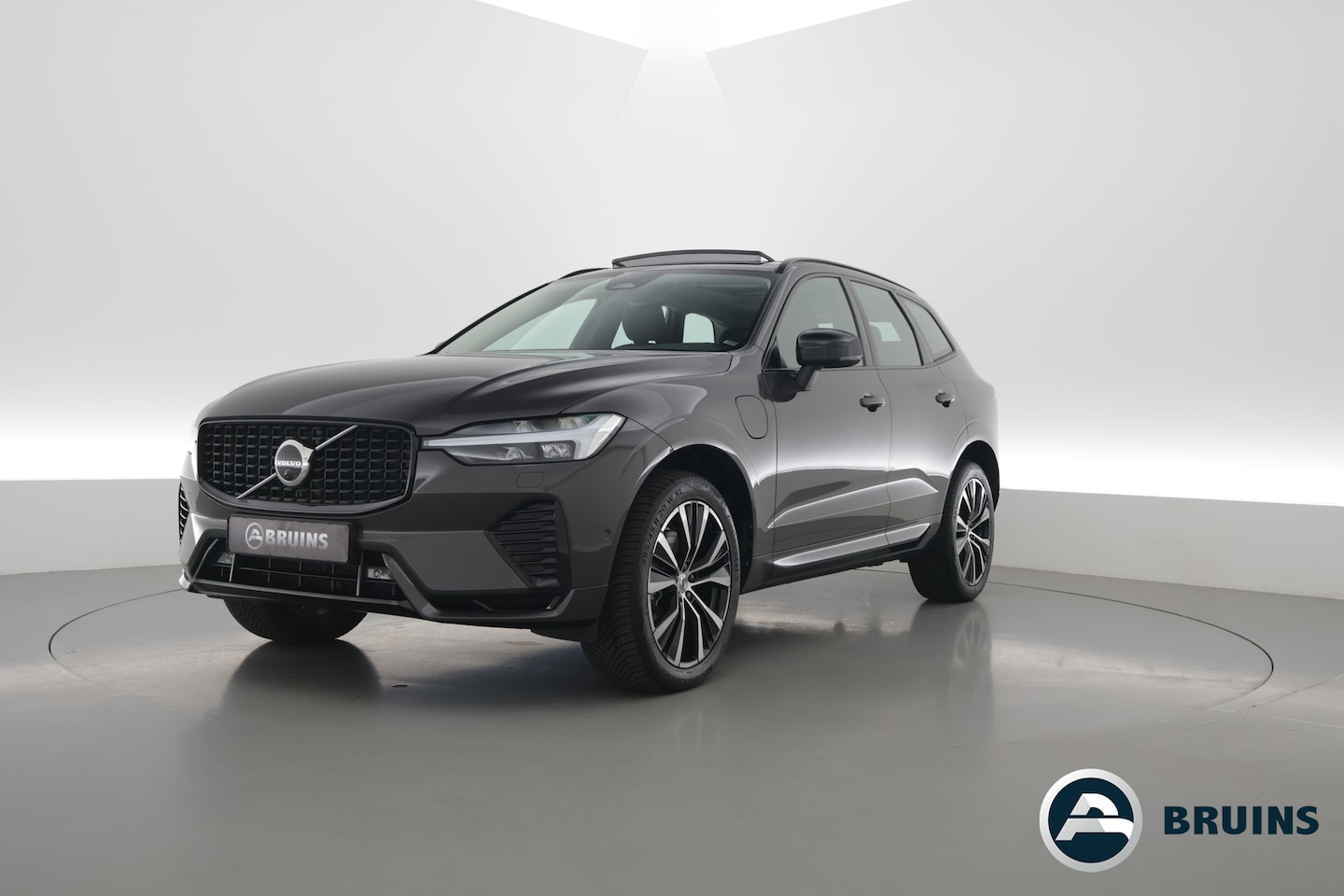 Volvo XC60 - 2.0 T8 Plug-in hybrid AWD Ultimate Dark | Trekhaak | 360 camera | Head-up | Harman / Kardo - AutoWereld.nl