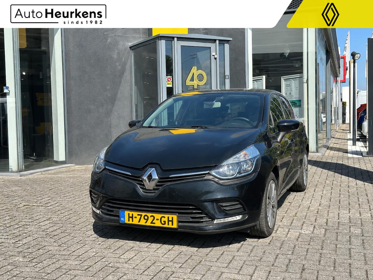 Renault Clio - TCe 90 Limited l DAB l NAVI l Lichtmetalen velgen - AutoWereld.nl