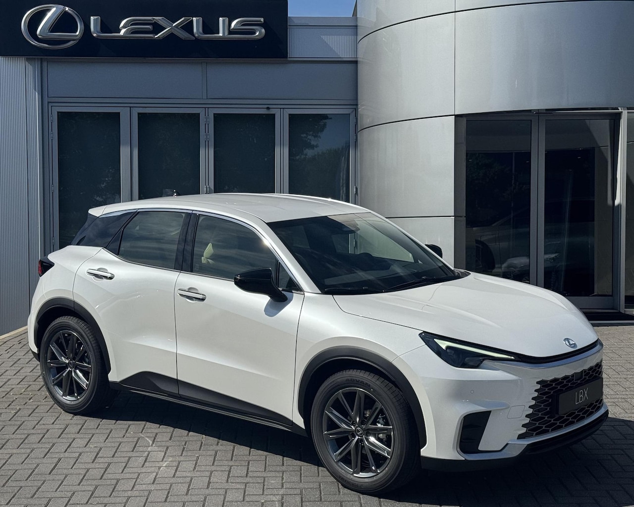 Lexus LBX - Elegant 2WD NIEUW DIRECT LEVERBAAR KEY-LESS EL-ACHTERKLEP BLIND-SPOT STOELVERW STUURVERW - AutoWereld.nl