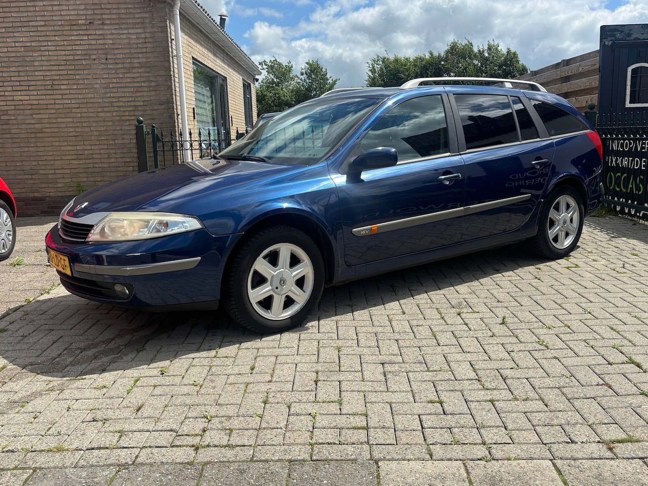 Renault Laguna Grand Tour - 1.6-16V Authentique | inruilkoopje | vol jaar apk | gewoon goedkoop rijden ! - AutoWereld.nl