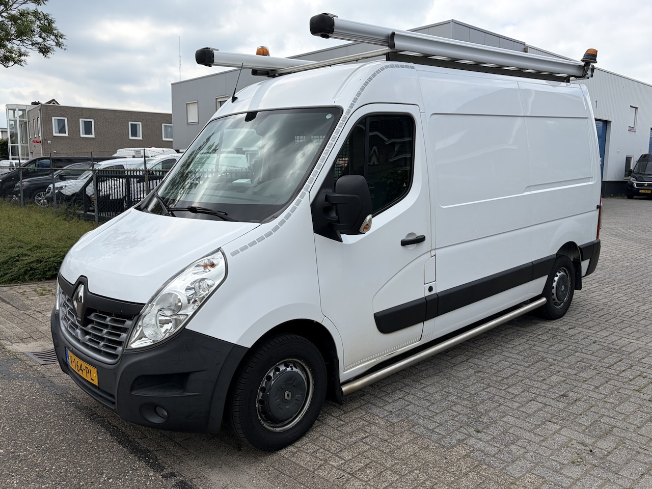 Renault Master - T35 2.3 dCi 130PK Euro6 L2H2 ✓ navigatie ✓ camera ✓ inrichting ✓ trekhaak - AutoWereld.nl