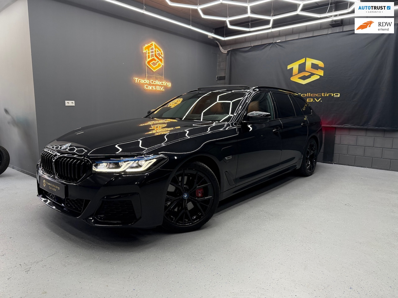 BMW 5-serie Touring - 530e Business Edition Plus PANO- 360-LASER LIGHTS-ACC-HEADUP-TREKHAAK-FULL LEDER - AutoWereld.nl