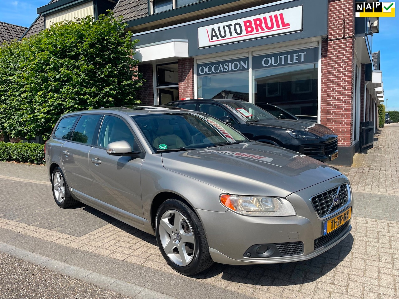 Volvo V70 - 2.4 D5 Momentum Super Nette Auto !! Trekh.Leder.Navi.Clima etc - AutoWereld.nl