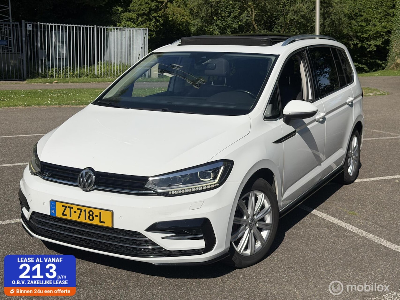 Volkswagen Touran - 2.0 TDI R-Line AUTOMAAT / PANORAMA / LED - AutoWereld.nl