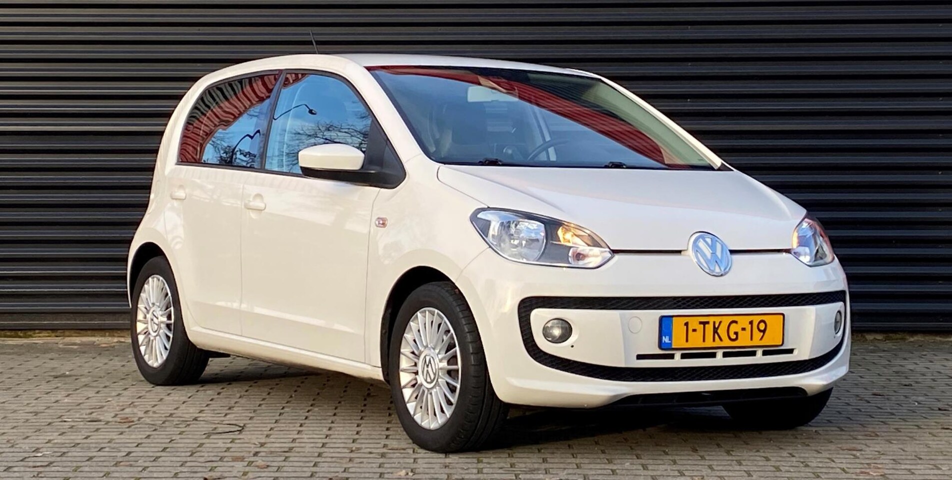 Volkswagen Up! - 1.0 high up! | Airconditioning | Cruise control | Navigatie | 15'' Licht metalen velgen | - AutoWereld.nl