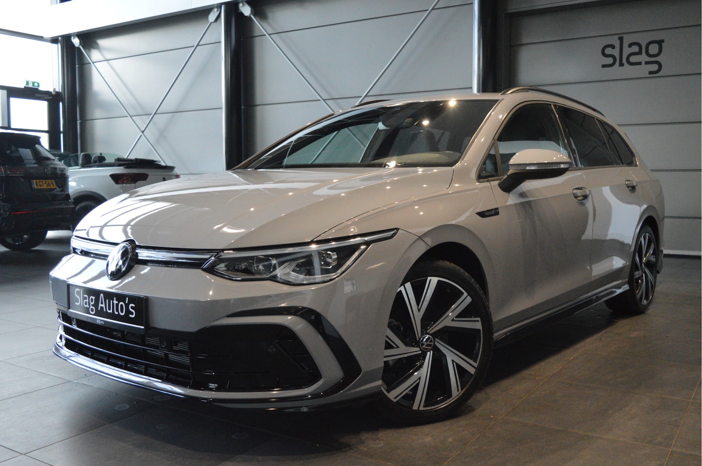 Volkswagen Golf Variant - 1.5 eTSI 3X R-LINE clima camera keyless 18 inch !! - AutoWereld.nl