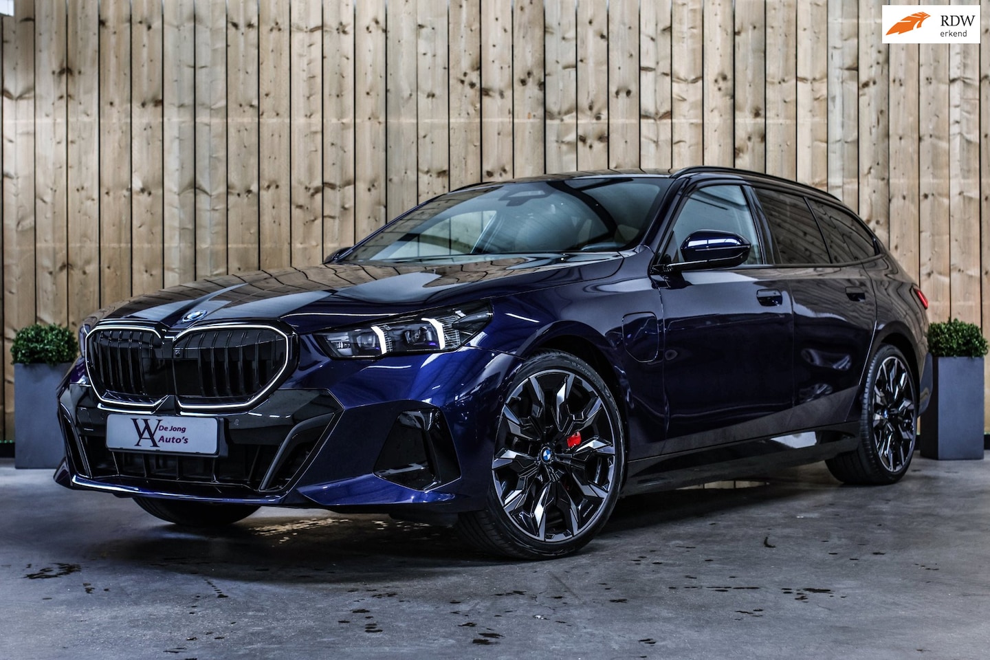 BMW 5-serie Touring - 550e xDrive *Pano*B&W*4-Wiel besturing*Trekhaak*Stoelventilatie* - AutoWereld.nl