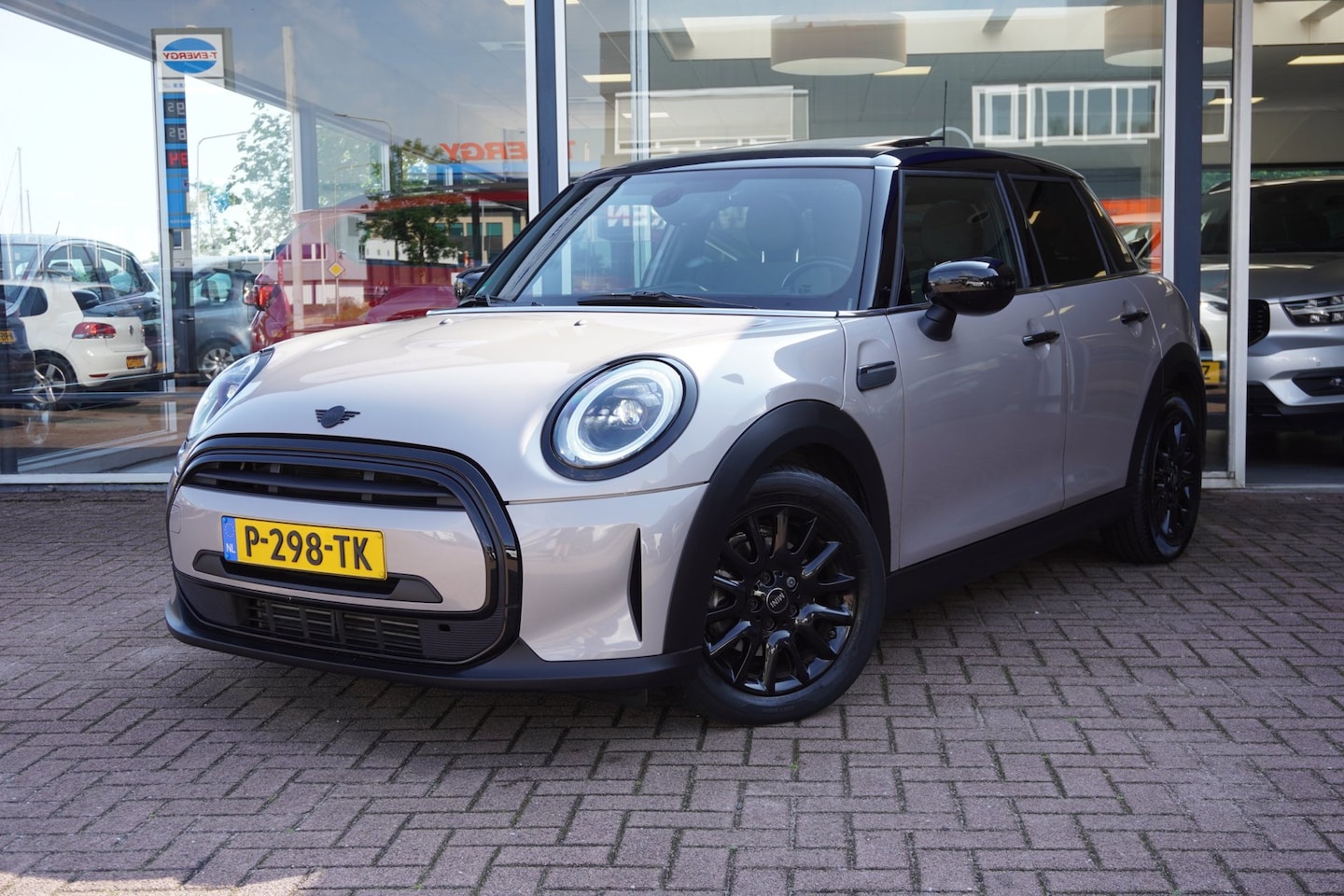 MINI 5-Deurs - 1.5 Cooper Business Edition Automaat | Airco | Navigatie | PDC | Vol opties | Inruil mogel - AutoWereld.nl