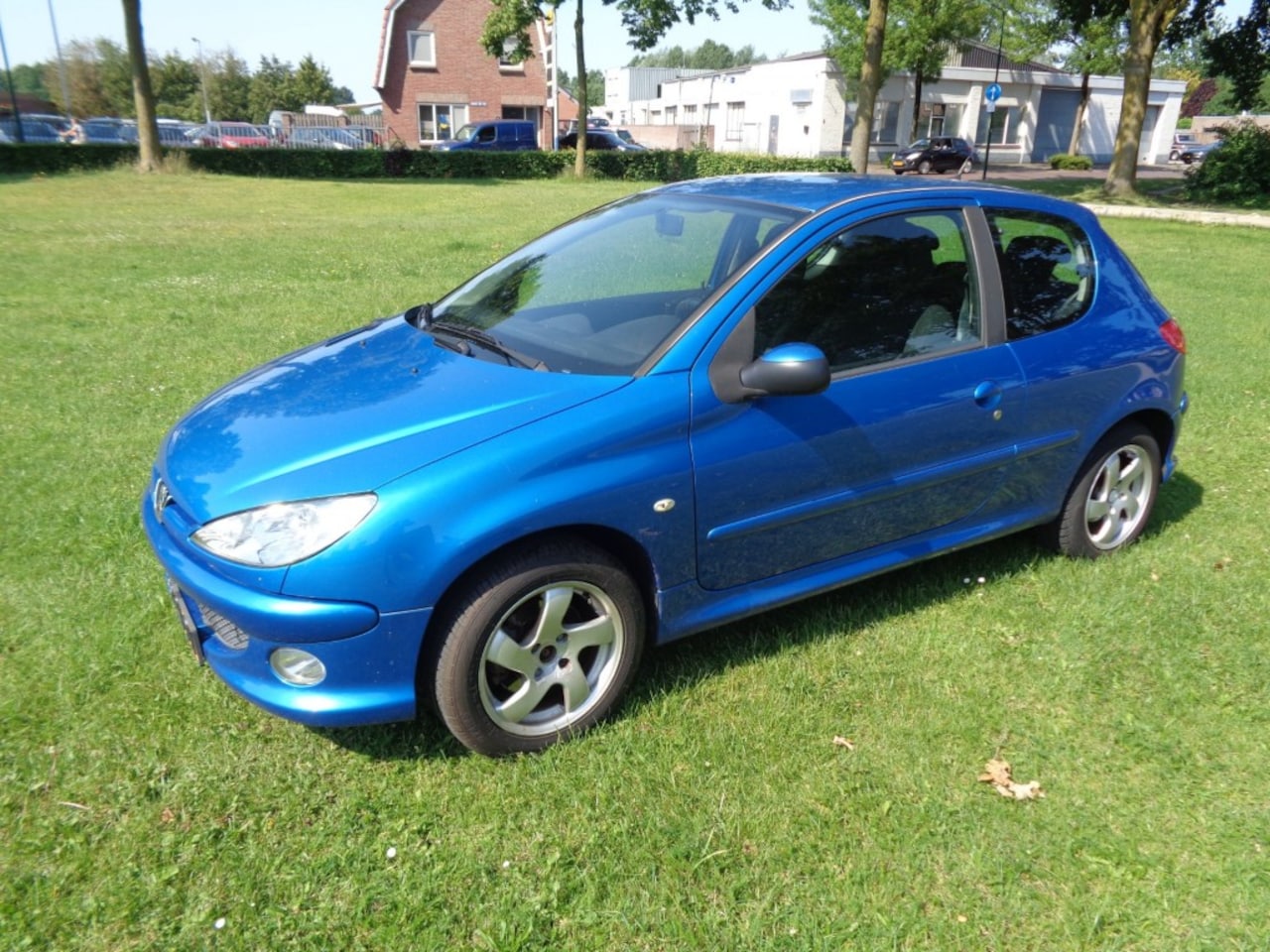 Peugeot 206 - 10-5-2027  a p k - AutoWereld.nl