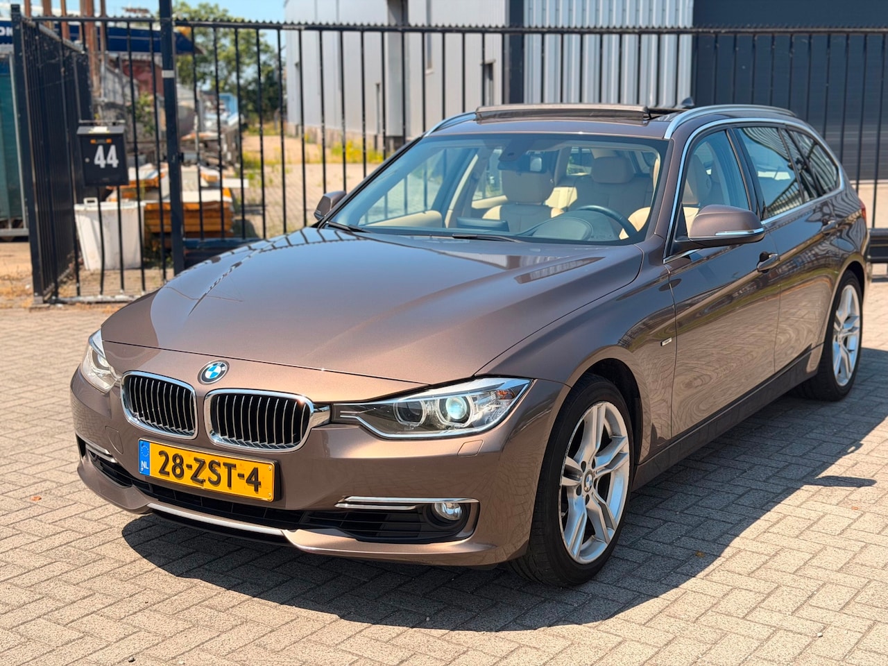 BMW 3-serie Touring - 320i High Executive Automaat Pano Navi Leer Clima - AutoWereld.nl