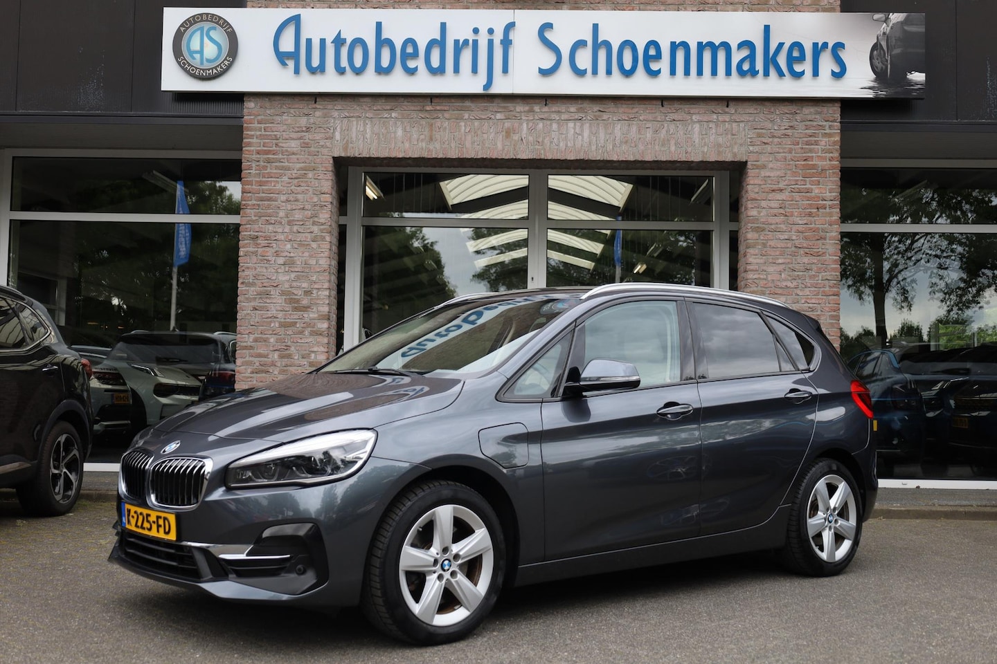 BMW 2-serie Active Tourer - 225xe iPerformance High Executive PHEV 2 LAADKABELS CAMERA HUD MEMORY LEER NAVI 2xPDC LMV - AutoWereld.nl
