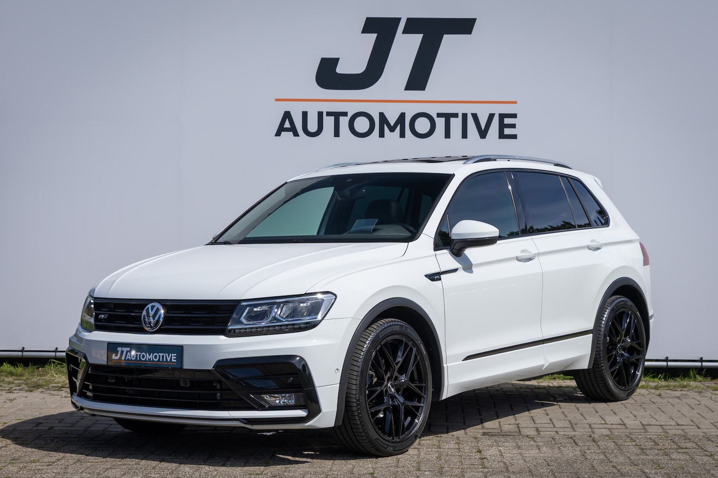 Volkswagen Tiguan - 1.5 TSI R-line Pano | memory stoelen | Trekhaak elektrisch | Stoelverwarming | head up dis - AutoWereld.nl