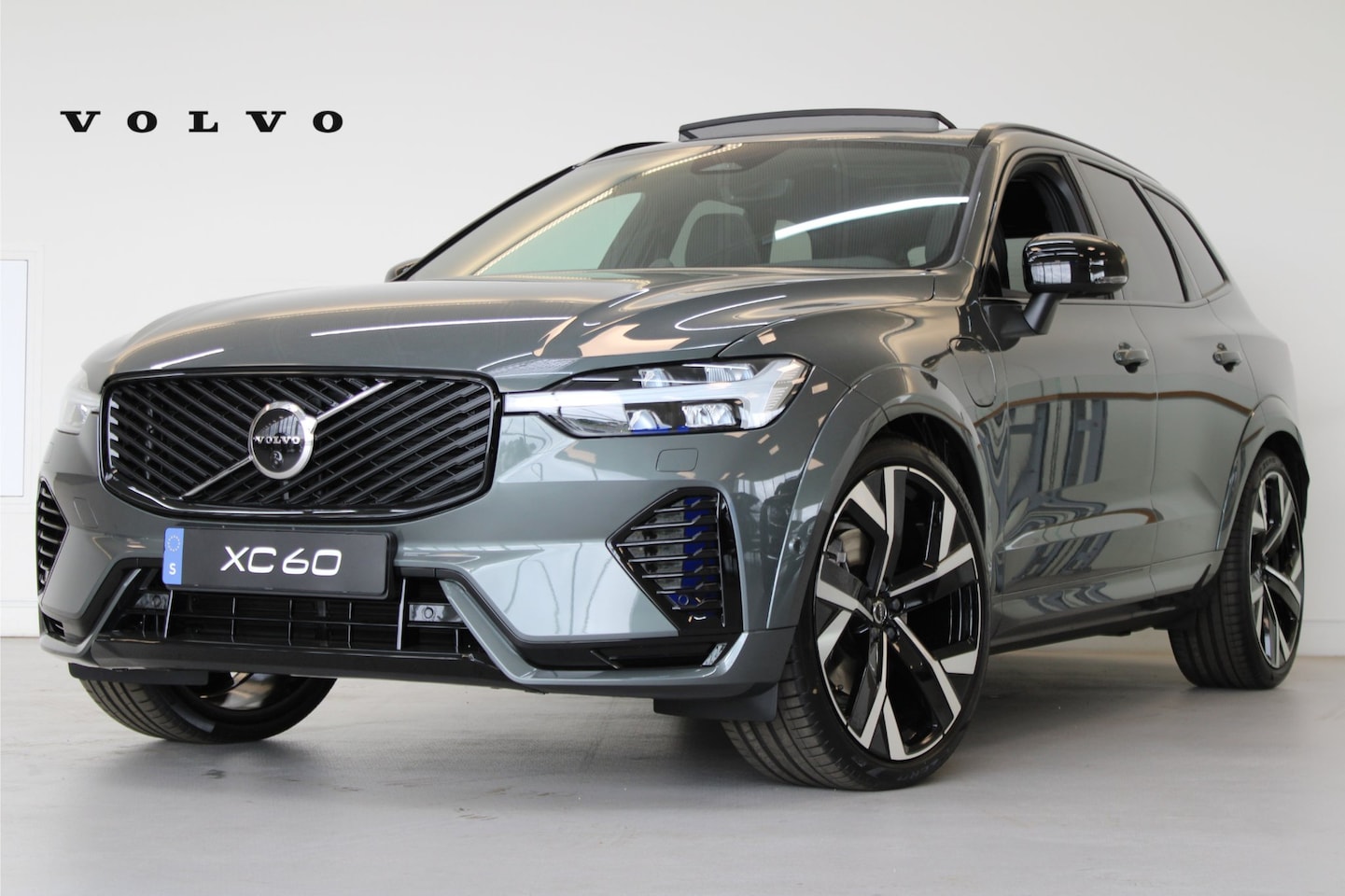 Volvo XC60 - T8 406PK AWD Ultra Dark | Executive | Luchtvering | B&W | 22" | Massage | HUD - AutoWereld.nl