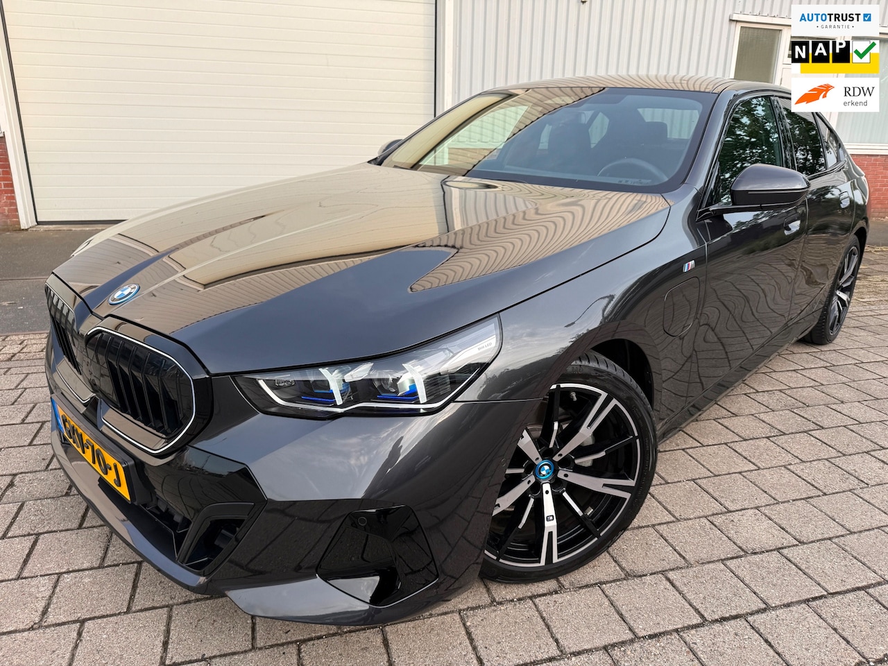 BMW 5-serie - 530e PHEV 09-2024 M-SPORT LEDER SFEER CAMERA NAP 1-EIG LUXE - AutoWereld.nl