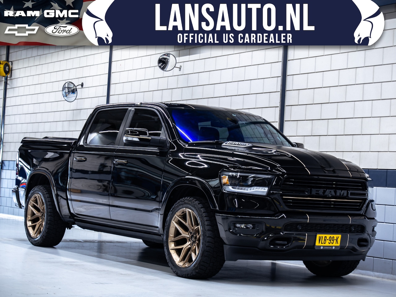 Dodge Ram 1500 - 5.7 V8 4x4 Crew Cab Laramie Night | 22" Breedset | Striping - AutoWereld.nl