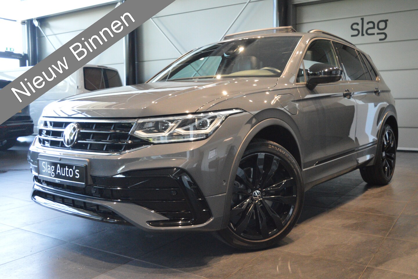 Volkswagen Tiguan - 1.4 TSI eHybrid 3X R-LINE Black Style pano camera 20 inch !! - AutoWereld.nl