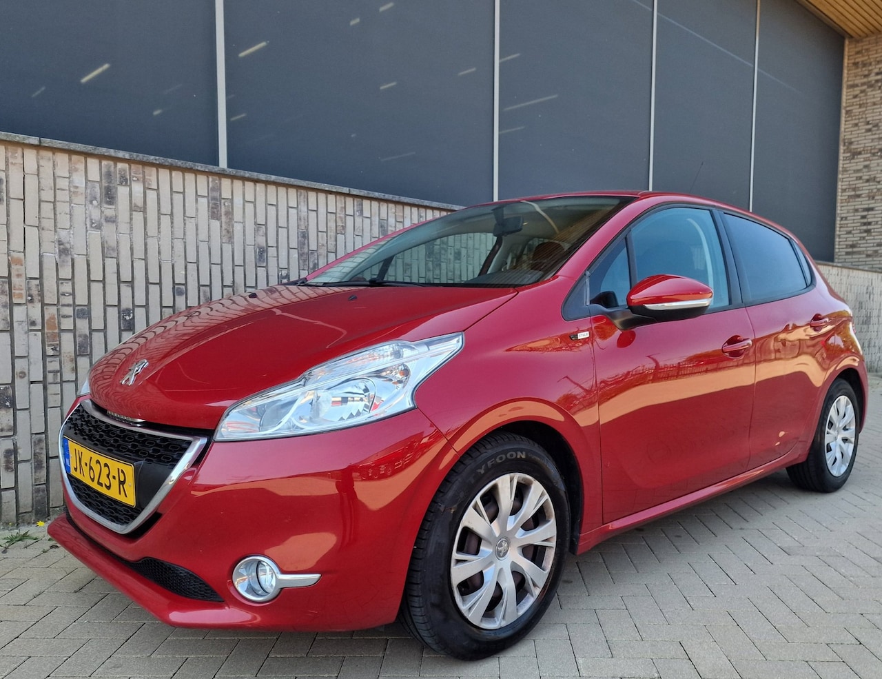 Peugeot 208 - 1.2 VTi Active AIRCO NAVI CRUISE TREKHAAK 2 X SLEUTELS - AutoWereld.nl