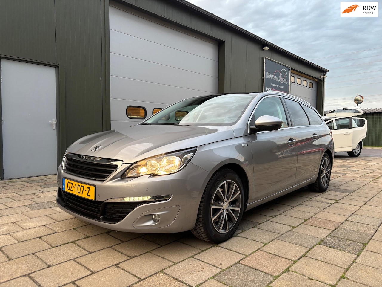 Peugeot 308 SW - 1.2 PureTech Style Pano Navi Cruise Nette Auto! - AutoWereld.nl