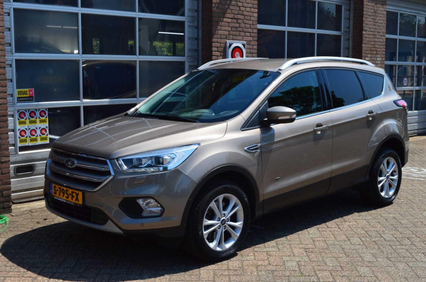 Ford Kuga - 1.5 EcoB. Vignale - AutoWereld.nl