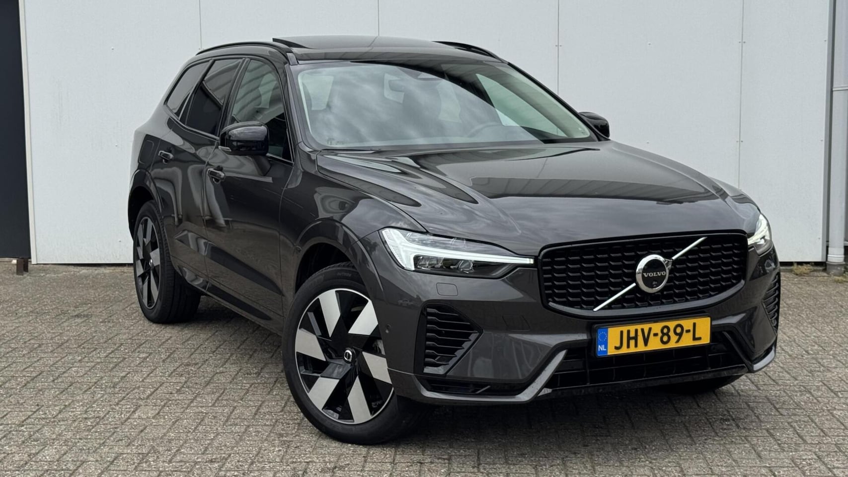 Volvo XC60 - T6 Plug-in hybrid AWD Plus Dark | Pano dak | 360 camera |Trekhaak - AutoWereld.nl
