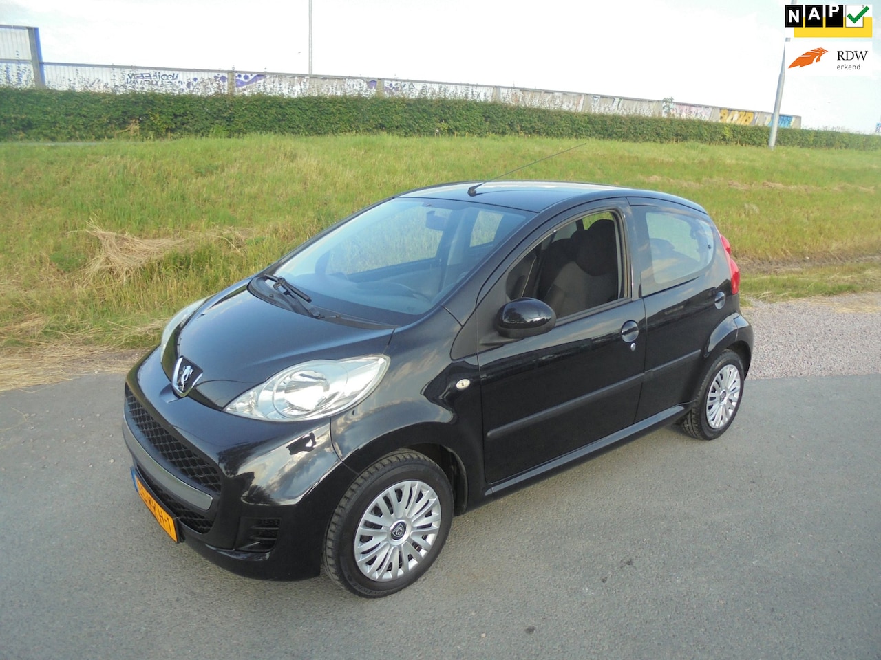 Peugeot 107 - Peugeot 107 1.0 benzine 5 deurs airco 105.000km - AutoWereld.nl
