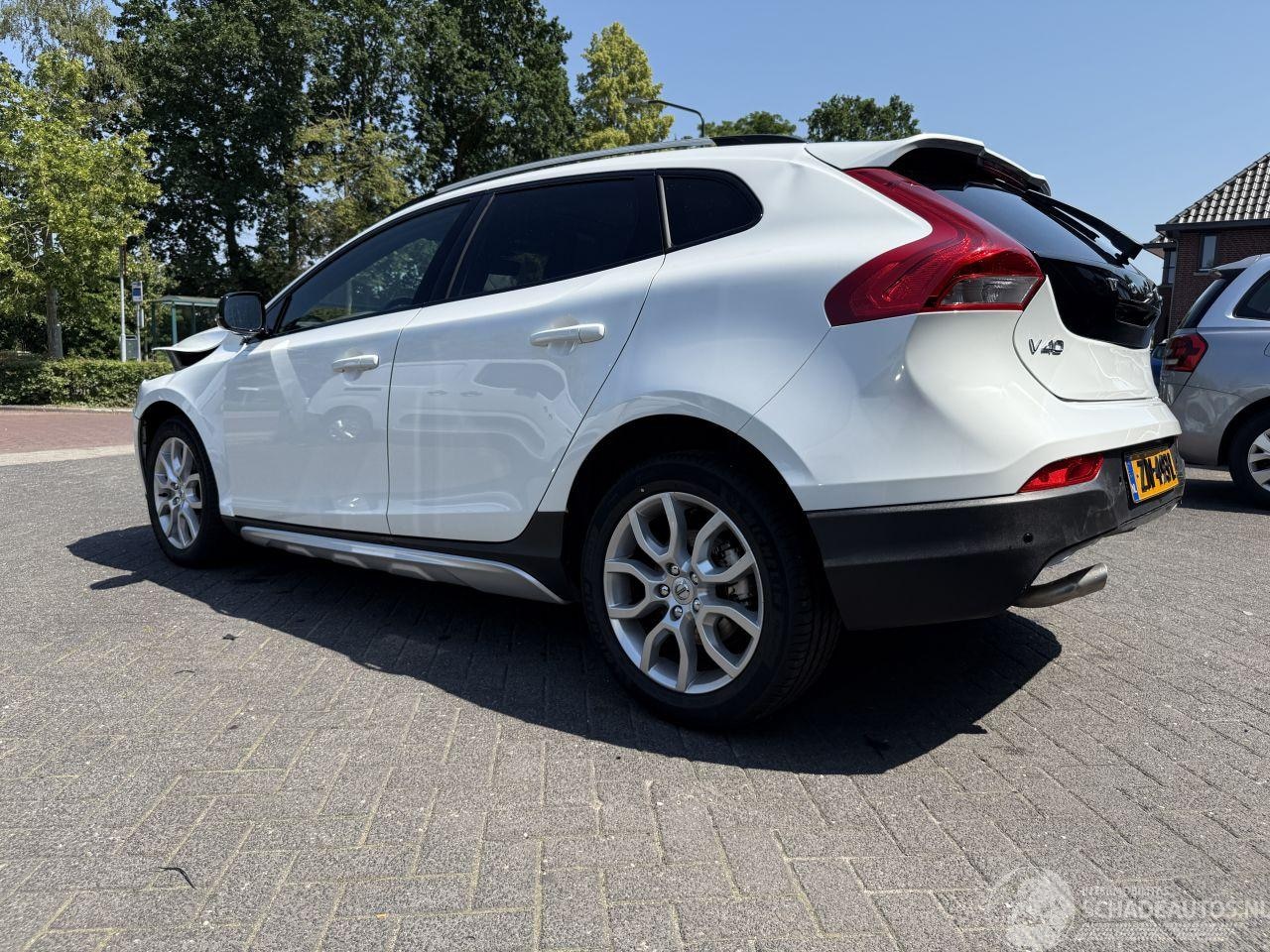 Volvo V40 Cross Country - V-40 - 1.5 T3 AUTOMAAT Polar+ Luxury - AutoWereld.nl