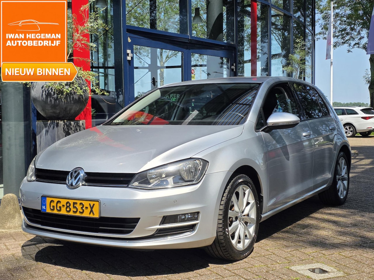Volkswagen Golf - 1.2 TSI Business Edition AUTOMAAT | Navigatie | Trekhaak | Parkeersensoren+Camera | Cruise - AutoWereld.nl