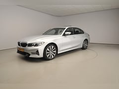 BMW 3-serie - Sedan 320i | LED | Navigatie | Schuifdak | Sportstoelen | DAB | Hifi speakers | Alu 18 inc