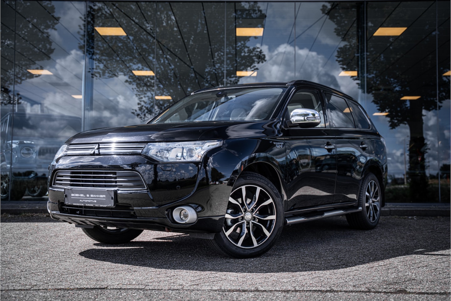 Mitsubishi Outlander - 2.0 PHEV instyle ** Schuifdak ** Side-bars ** Trekhaak ** Chroom spiegels ** Rockford Fosg - AutoWereld.nl