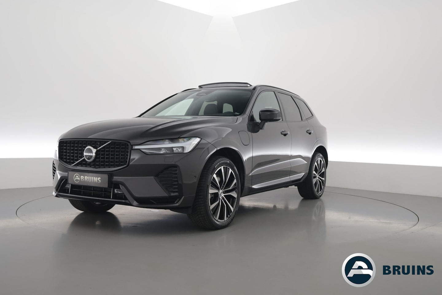 Volvo XC60 - 2.0 T8 Plug-in hybrid AWD Ultimate Dark | SOH 99,9% | Trekhaak | Head-up | Sport Stoelen | - AutoWereld.nl