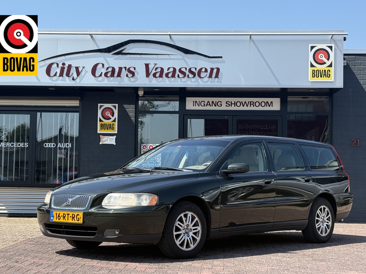 Volvo V70 - 2.4 Momentum 141 pk in zeer nette staat climate ctr cruise ctr lmv half leder - AutoWereld.nl