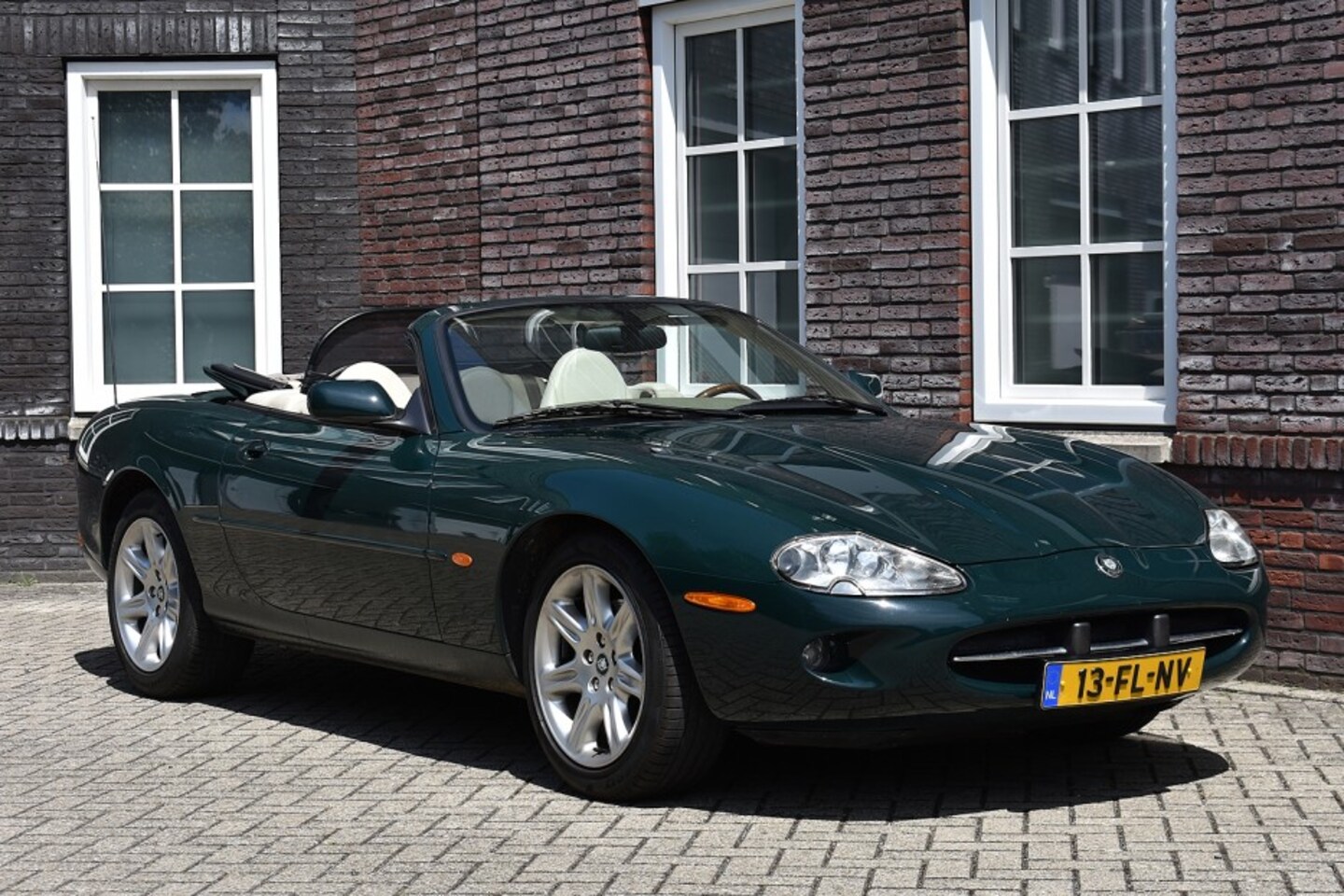 Jaguar XK8 - 4.0 V8 Convertible Wij zijn op afspraak geopend! Graag bellen voor uw komst. - AutoWereld.nl