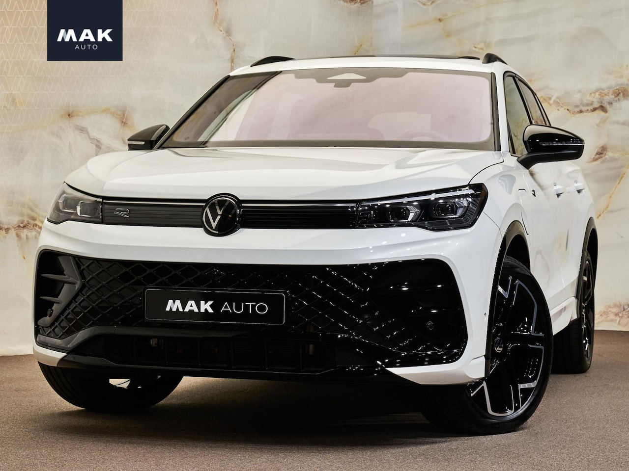 Volkswagen Tiguan - 1.5 eHybrid R-Line 1.5 eHybrid R-Line, 20", pano, tr.haak, H/K, massage, ACC, IQ.Light, HUD, Black Style - AutoWereld.nl