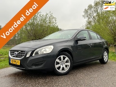Volvo S60 - 1.6 T4 Kinetic Automaat / 2e Eigenaar / Navigatie / Clima / Trekhaak / Goed Onderhouden /
