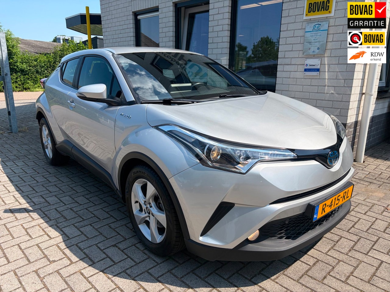 Toyota C-HR - 1.8 Hybrid Active / Cruise Controle / Camera / PDC V+A / Telefoon / Navigatie / Climate Co - AutoWereld.nl