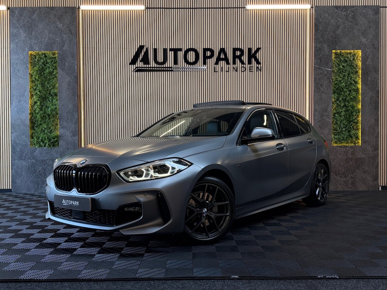 BMW 1-serie - 118i High Executive M-SPORT|PANO|HARMAN KARDON|KEYLESS|FABRIEKSGARANTIE|CARPLAY|CAMERA|AMB - AutoWereld.nl