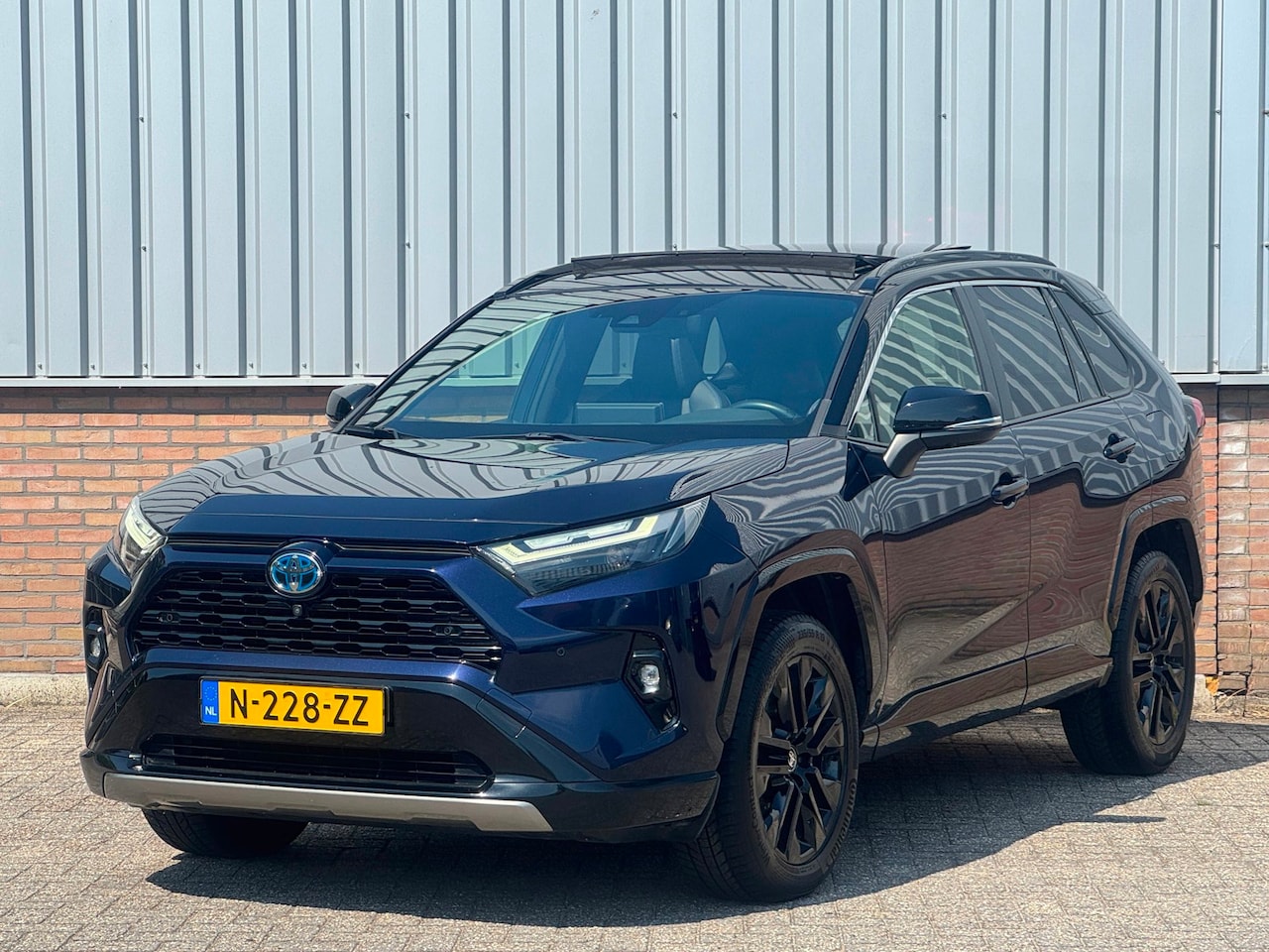 Toyota RAV4 - 2.5 Hybrid Bi-Tone Facelift/ Panorama/ Dealer onderhouden - AutoWereld.nl