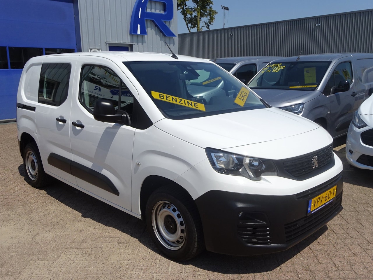 Peugeot Partner - 1.2 PureTech Pro BENZINE AIRCO NAVI CRUISE CONTROL PDC SCHUIFDEUR - AutoWereld.nl