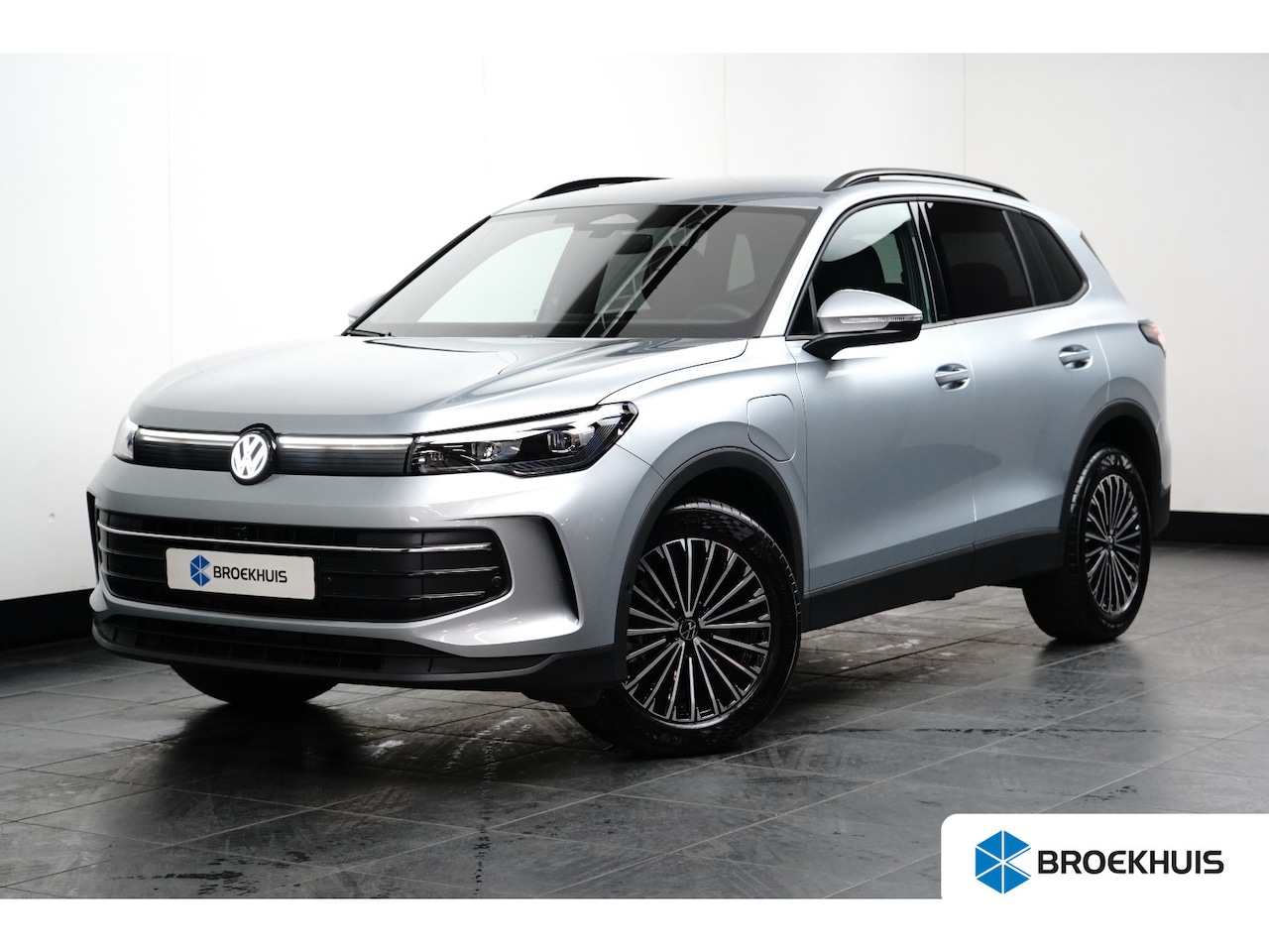 Volkswagen Tiguan - 1.5 eHybrid Life Edition l Elektr. Trekhaak l Martix LED l Elektr. Klep l Stoelverwarming - AutoWereld.nl