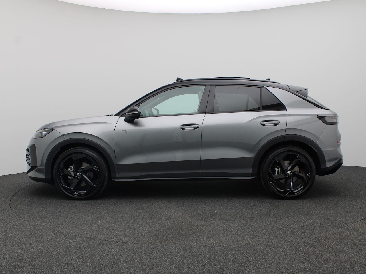 Volkswagen T-Roc - 1.5 eTsi R-Line First Edition 150PK DSG Pano-Schuifdak, Trekhaak, Black Style, 20" LM Velg - AutoWereld.nl