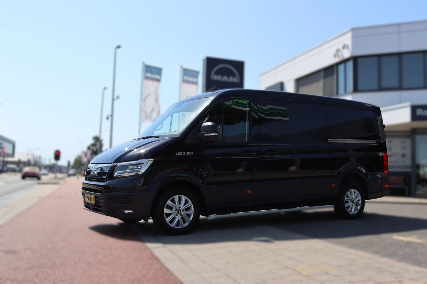 MAN TGE - 3.180 L3H2 2 x schuifdeur, complete inrichting, 17" LMV, trekhaak, LED koplampen - AutoWereld.nl