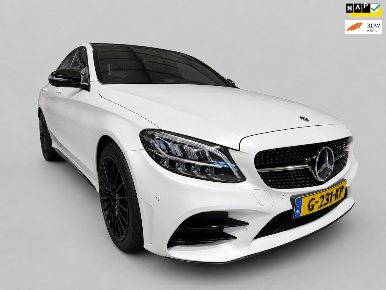 Mercedes-Benz C-klasse - 180 - AMG Pakket - Panodak - Camera - Stoelverwarming - Afneembare trekhaak - AutoWereld.nl