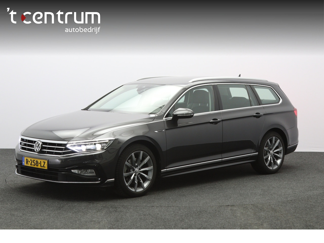 Volkswagen Passat Variant - 1.5 TSI 150 PK Automaat R-Line Elegance, Trekhaak, Matrix-LED, Carplay - AutoWereld.nl