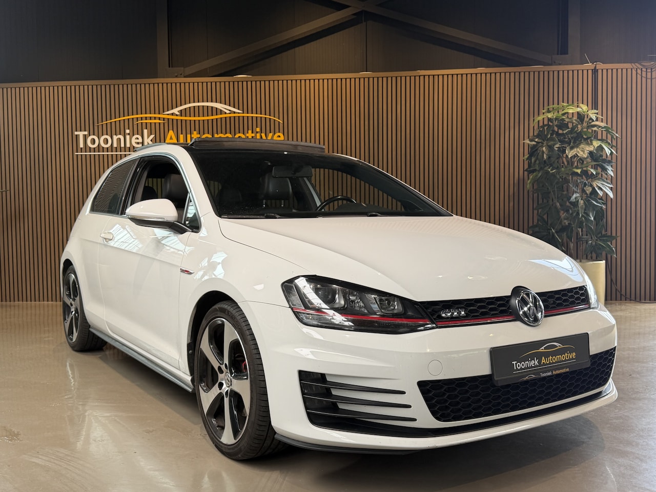 Volkswagen Golf - 2.0 TSI GTI panoramadak | navigatie | leer - AutoWereld.nl