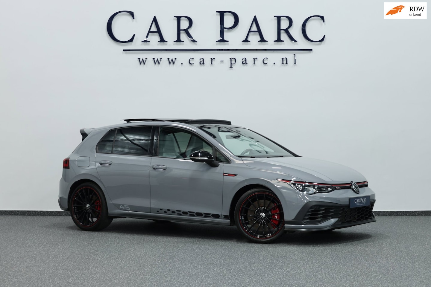 Volkswagen Golf - 2.0 TSI GTI Clubsport 45 Jahre Edition 300+PK AKRAPOVIC/IQ/VIRTUAL/SFEER/PANO/LEER/CAM/LIN - AutoWereld.nl