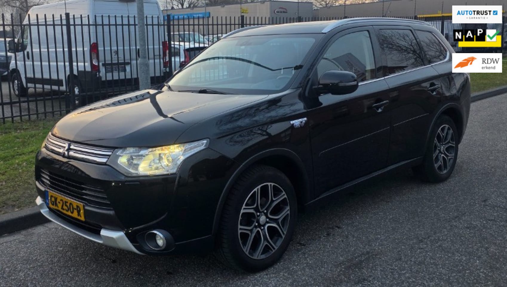 Mitsubishi Outlander - 2.0 PHEV Limited Edition X-Line - OPEN DAK, TREKHAAK, NAVI, LEER, HYBRIDE - AutoWereld.nl