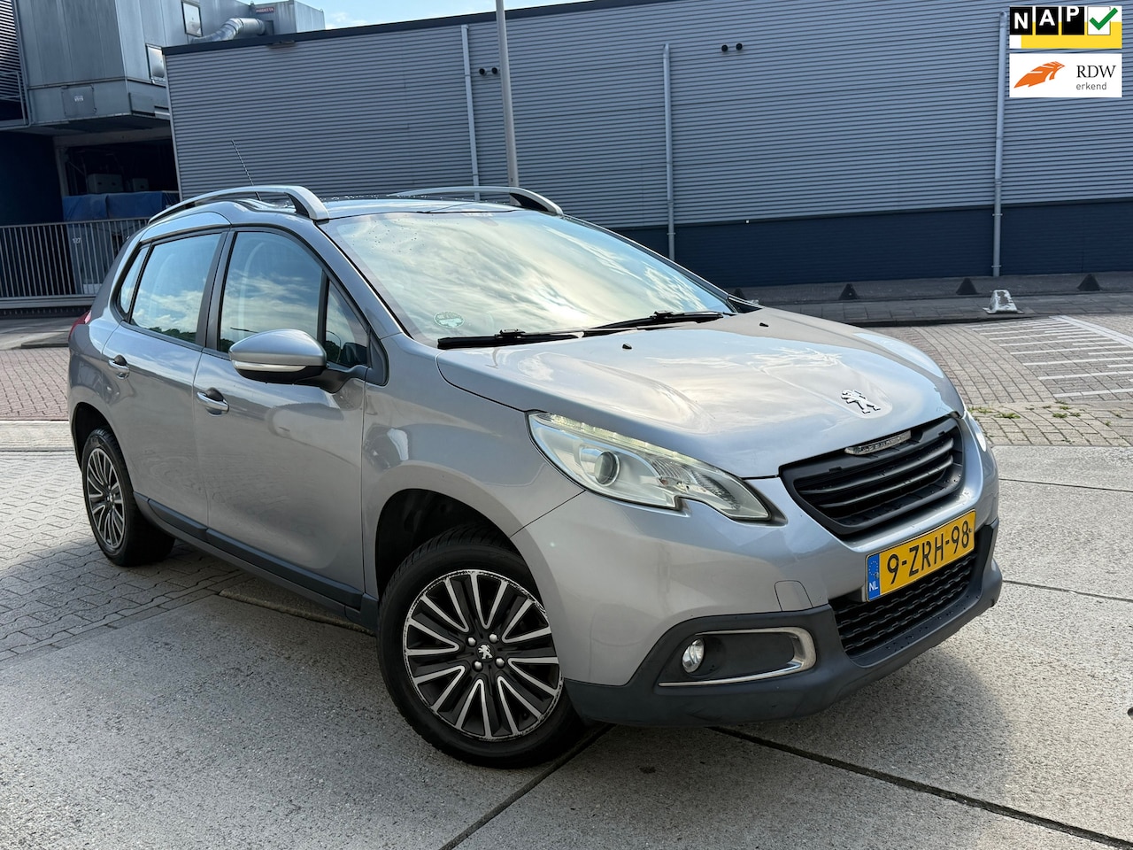 Peugeot 2008 - 1.2 PureTech Active CarPlay AUTOMAAT GLAS DAK AIRCO APK 2027 - AutoWereld.nl