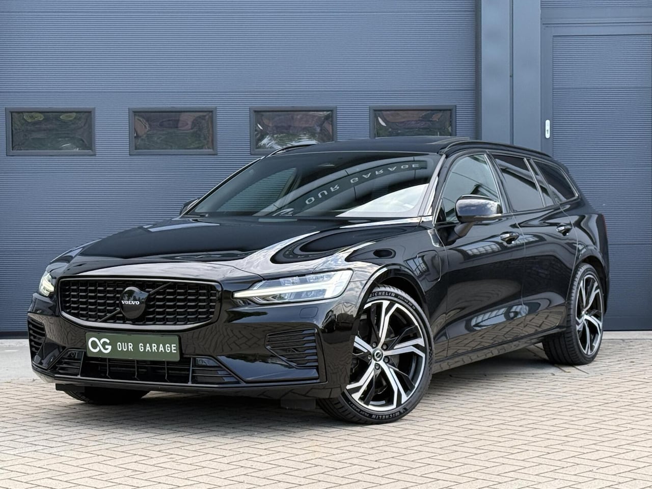 Volvo V60 - T8 Plug-in AWD Plus Dark|Long|Pano|H&K|19"|Camera - AutoWereld.nl