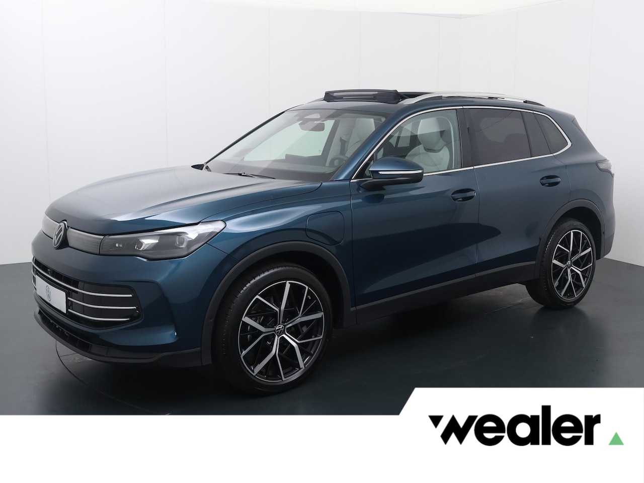 Volkswagen Tiguan - 1.5 eHybrid Life Edition | 204 PK | SoH 100% | Trekhaak wegklapbaar | Matrix LED | Panoram - AutoWereld.nl