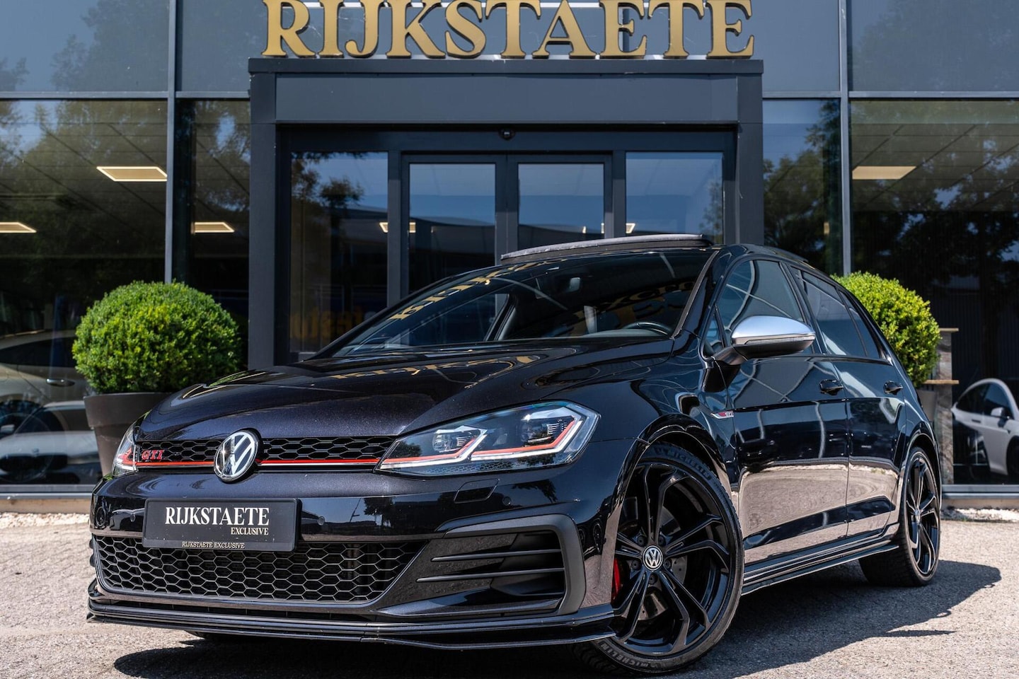 Volkswagen Golf - 2.0 TSI GTI TCR|PANO|ACC|19''|CAMERA|LEDER - AutoWereld.nl